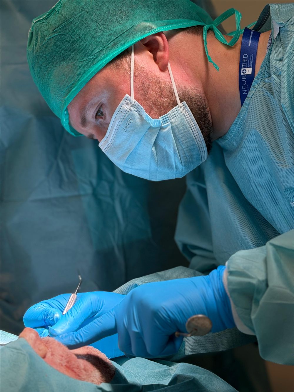 Dr. Aurel Musta duke kryer një ndërhyrje kirurgjikale — Arbes Dental Clinic, Tiranë